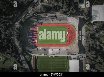 Vista aerea, foto del drone TopDown del colorato campo da pallacanestro Foto Stock