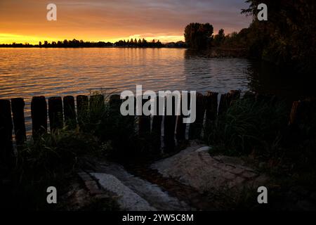 Tramonto nuvoloso sul fiume Mincio a Mantova Foto Stock