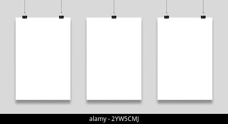 Su una parete grigia sono appesi tre fogli bianchi vuoti, tenuti da clip di legatura nere, che forniscono uno sfondo pulito e professionale per la visualizzazione di opere d'arte o. Illustrazione Vettoriale