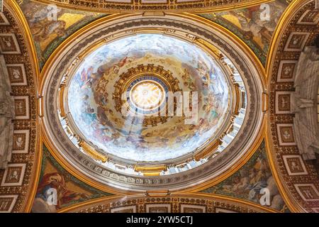 Roma, Italia, 22 luglio 2017, dettagli architettonici immersivi all'interno della Basilica di San Pietro, con la cupola della Cappella del Santissimo Sacramento Foto Stock