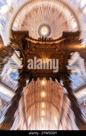 Roma, Italia, 22 luglio 2017, Una vista accattivante del Baldacchino di San Pietro, che mostra dettagli intricati in un ipnotico effetto zoom all'interno del Vatic Foto Stock