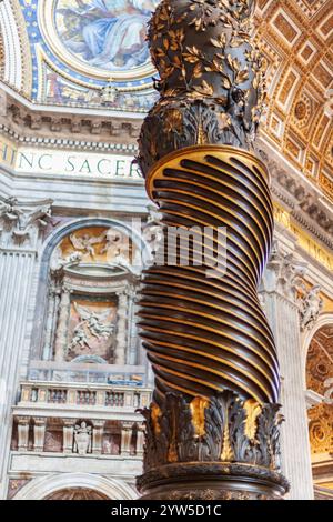 Roma, Italia, 22 luglio 2017, questo sorprendente dettaglio mostra la colonna ornata ritorto del Bernini nella Basilica di San Pietro, catturando un design intricato e un Foto Stock