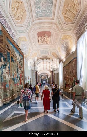 Roma, Italia, 22 luglio 2017, i turisti ammirano intricati arazzi mentre visitano la splendida sala degli arazzi dei Musei Vaticani a Roma. Foto Stock