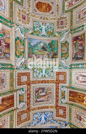 Roma, Italia, 22 luglio 2017, opere d'arte dettagliate sul soffitto della galleria dei Musei Vaticani. Foto Stock