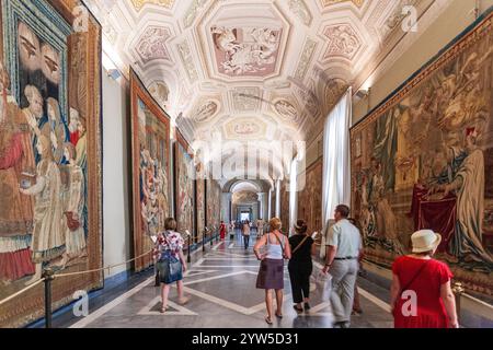 Roma, Italia, 22 luglio 2017, i turisti ammirano intricati arazzi mentre visitano la splendida sala degli arazzi dei Musei Vaticani a Roma. Foto Stock