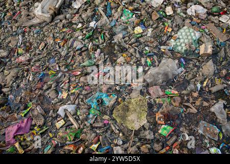 I rifiuti di plastica di vari tipi coprono un canale a Dacca, Bangladesh, evidenziando una questione ambientale urgente. Foto Stock