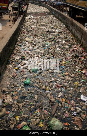 I rifiuti di plastica di vari tipi coprono un canale a Dacca, Bangladesh, evidenziando una questione ambientale urgente. Foto Stock