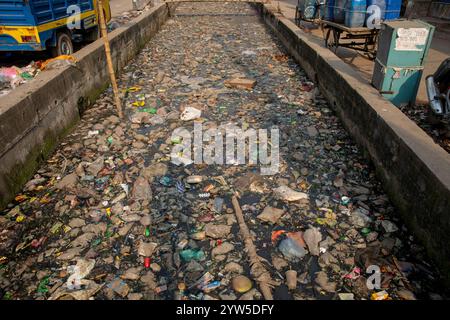 I rifiuti di plastica di vari tipi coprono un canale a Dacca, Bangladesh, evidenziando una questione ambientale urgente. Foto Stock