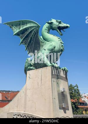 Lubiana, Slovenia - 28 giugno 2024: Primo piano, incoronazione Dragonessa, incoronazione della statua di bronzo della dragonessa sul Ponte del Drago Foto Stock