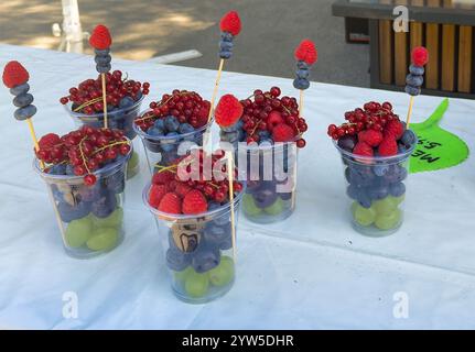 Lubiana, Slovenia - 28 giugno 2024: Coppette di frutta in vendita dal venditore ambulante Foto Stock