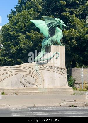 Lubiana, Slovenia - 28 giugno 2024: Incoronazione Dragonessa, incoronazione della statua di bronzo della dragonessa sul suo piedistallo presso il Ponte del Drago Foto Stock