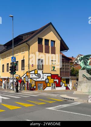 Lubiana, Slovenia - 28 giugno 2024: Pittura d'arte moderna sulla facciata sul lato nord-est del ponte del drago Foto Stock