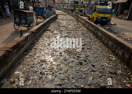 I rifiuti di plastica di vari tipi coprono un canale a Dacca, Bangladesh, evidenziando una questione ambientale urgente. Foto Stock