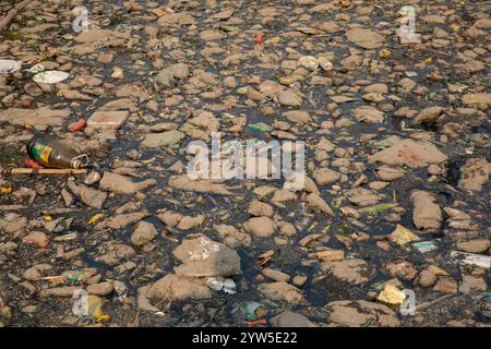 I rifiuti di plastica di vari tipi coprono un canale a Dacca, Bangladesh, evidenziando una questione ambientale urgente. Foto Stock