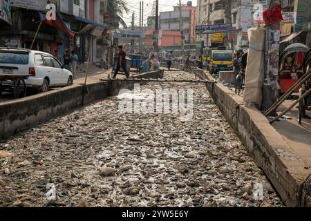 I rifiuti di plastica di vari tipi coprono un canale a Dacca, Bangladesh, evidenziando una questione ambientale urgente. Foto Stock