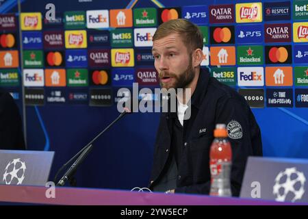 Gelsenkirchen, Germania. 9 dicembre 2024. Fussball Champions League internationale Pressekonferenz FC Bayern Muenchen am 09.12.2024 in der Arena AufSchalke a Gelsenkirchen Konrad Laimer ( Monaco ) foto: Revierfoto credito: ddp media GmbH/Alamy Live News Foto Stock