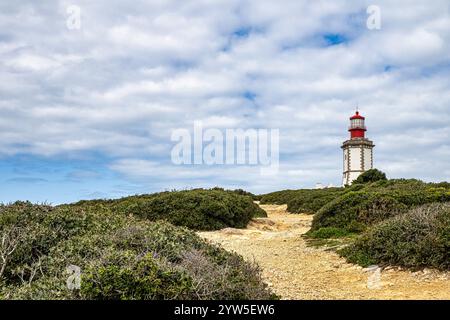 Il faro di Capo Espichel, Farol do Cabo Espichel in Portogallo, è un faro costiero situato nella parrocchia di Castelo, distretto di Setubal. Integrato 1 Foto Stock