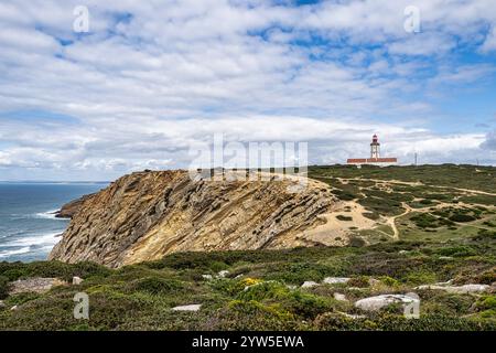 Il faro di Capo Espichel, Farol do Cabo Espichel in Portogallo, è un faro costiero situato nella parrocchia di Castelo, distretto di Setubal. Integrato 1 Foto Stock