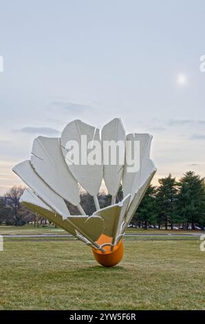 Una delle quattro navette giganti sul terreno del Nelson Adkins Museum of Art si affaccia sullo skyline di Kansas City, Missouri. Foto Stock