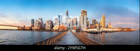 lo skyline di san francisco durante l'alba visto dal molo 14 Foto Stock