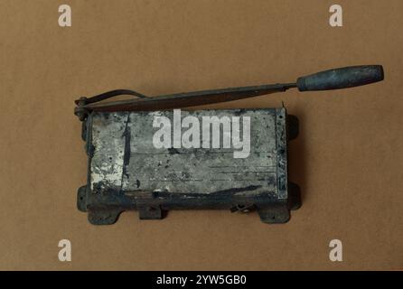 Taglierina per carta e foto manuale anticata Foto Stock