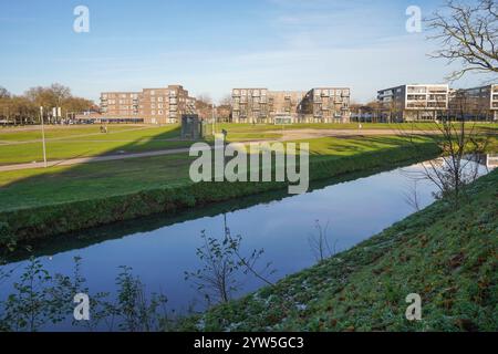 Alloggi moderni, architettura, con canali, Sittard, Limburgo, paesi Bassi. Foto Stock