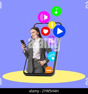 Content manager, collage concettuale creativo. Gadget con una donna d'affari felice che usa il telefono cellulare. Diverse icone vicino a lei che volano fuori dallo schermo del dispositivo Foto Stock