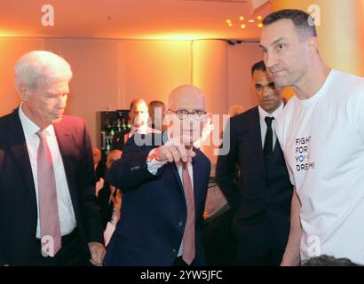 Amburgo, Germania. 9 dicembre 2024. Pugilato: Serata delle leggende, serata di gala delle leggende, presso l'Hotel Grand Elysee. Michael otto (l-r), imprenditore e mecenate delle arti, Peter Tschentscher (SPD), primo sindaco di Amburgo, e Wladimir Klitschko, ex pugile ucraino e multicampione del mondo, sono in piedi nella sala da ballo. Crediti: Marcus Brandt/dpa/Alamy Live News Foto Stock