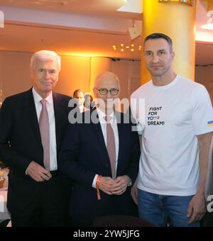 Amburgo, Germania. 9 dicembre 2024. Pugilato: Serata delle leggende, serata di gala delle leggende, presso l'Hotel Grand Elysee. Michael otto (l-r), imprenditore e mecenate delle arti, Peter Tschentscher (SPD), primo sindaco di Amburgo, e Wladimir Klitschko, ex pugile ucraino e multicampione del mondo, sono in piedi nella sala da ballo. Crediti: Marcus Brandt/dpa/Alamy Live News Foto Stock