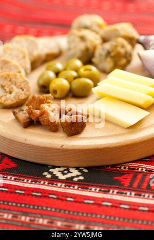 tradizionale altopiano natalizio con vari antipasti di maiale su tradizionale stoffa rossa Foto Stock