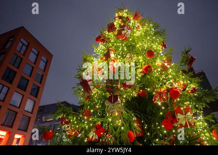 Bellissimo albero di Natale nel quartiere Rotermann di Tallinn. Foto Stock