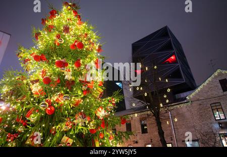 Bellissimo albero di Natale nel quartiere Rotermann di Tallinn. Foto Stock