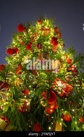 Bellissimo albero di Natale nel quartiere Rotermann di Tallinn. Foto Stock