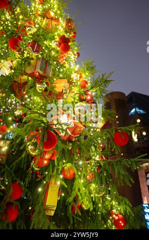 Bellissimo albero di Natale nel quartiere Rotermann di Tallinn. Foto Stock