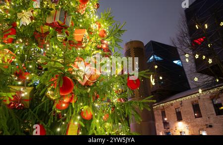 Bellissimo albero di Natale nel quartiere Rotermann di Tallinn. Foto Stock