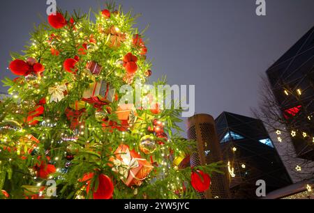 Bellissimo albero di Natale nel quartiere Rotermann di Tallinn. Foto Stock