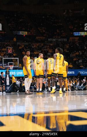 Morgantown, West Virginia, Stati Uniti. 6 dicembre 2024. 6 dicembre 2024: WVU huddle durante la West Virginia University Mountaineers (WVU) vs la Georgetown University Hoyas a Morgantown, WV al WVU Coliseum. Bradley Martin/Apparent Media Group (Credit Image: © AMG/AMG via ZUMA Press Wire) SOLO PER USO EDITORIALE! Non per USO commerciale! Foto Stock