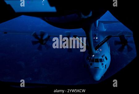 Un KC-135 Stratotanker con il 121st Air Refueling Wing rifornisce un C-130 Hercules, assegnato al 193rd Special Operations Wing, sopra i cieli di PE Foto Stock