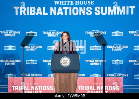 Washington, Stati Uniti. 9 dicembre 2024. Il vicepresidente Kamala Harris partecipa al Summit delle Nazioni tribali della Casa Bianca 2024 presso il Dipartimento degli interni degli Stati Uniti a Washington, DC, lunedì 9 dicembre 2024. Foto di Bonnie Cash/UPI credito: UPI/Alamy Live News Foto Stock