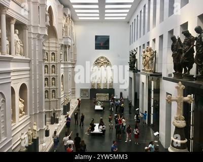 Firenze, Italia - 3 settembre 2018: Veduta interna del Museo dell'Opera del Duomo di Firenze, con i visitatori immersi Foto Stock
