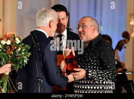 Praga, Repubblica Ceca. 9 dicembre 2024. Il Premio Antonin Dvorak è stato consegnato al teatro australiano e al direttore d'opera Barrie Kosky (a destra) dal presidente ceco Petr Pavel, Praga, il 9 dicembre 2024. Crediti: Katerina Sulova/CTK Photo/Alamy Live News Foto Stock