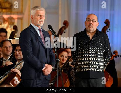 Praga, Repubblica Ceca. 9 dicembre 2024. Il Premio Antonin Dvorak è stato consegnato al teatro australiano e al direttore d'opera Barrie Kosky (a destra) dal presidente ceco Petr Pavel, Praga, il 9 dicembre 2024. Crediti: Katerina Sulova/CTK Photo/Alamy Live News Foto Stock