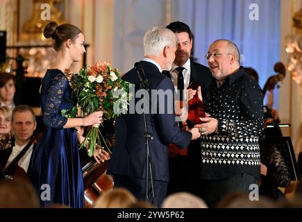 Praga, Repubblica Ceca. 9 dicembre 2024. Il Premio Antonin Dvorak è stato consegnato al teatro australiano e al direttore d'opera Barrie Kosky (a destra) dal presidente ceco Petr Pavel, Praga, il 9 dicembre 2024. Crediti: Katerina Sulova/CTK Photo/Alamy Live News Foto Stock