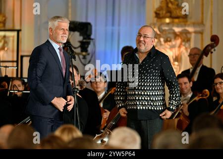 Praga, Repubblica Ceca. 9 dicembre 2024. Il Premio Antonin Dvorak è stato consegnato al teatro australiano e al direttore d'opera Barrie Kosky (a destra) dal presidente ceco Petr Pavel, Praga, il 9 dicembre 2024. Crediti: Katerina Sulova/CTK Photo/Alamy Live News Foto Stock