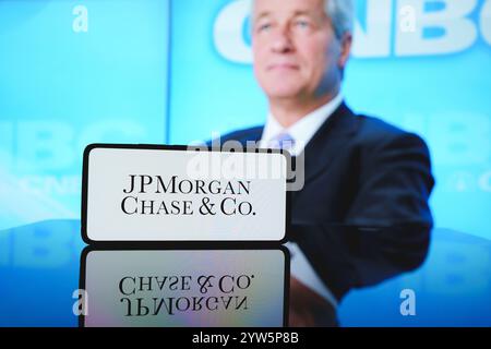Il logo di JPMorgan Chase davanti al CEO dell'azienda Jamie Dimon. 6 dicembre 2024 Foto Stock