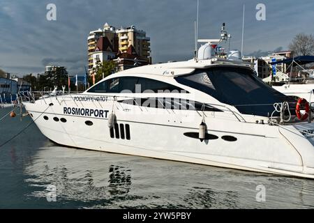 Yacht a motore di lusso attraccato al porticciolo durante il pomeriggio di sole nella città costiera di Sochi, Russia, 14 aprile 2023 Foto Stock