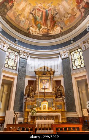 IVREA, ITALIA - 15 LUGLIO 2022: L'altare e la cupola della chiesa Santuario Monte Stella con l'affresco dell'assunzione di dalle teste Foto Stock