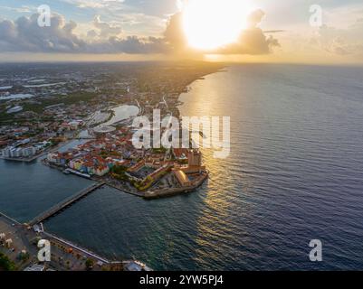 Vista aerea del centro storico di Willemstad al mattino, tra cui Punda e Koningin Emmabrug, ponte galleggiante nella città di Willemstad, Curacao. Isto Foto Stock