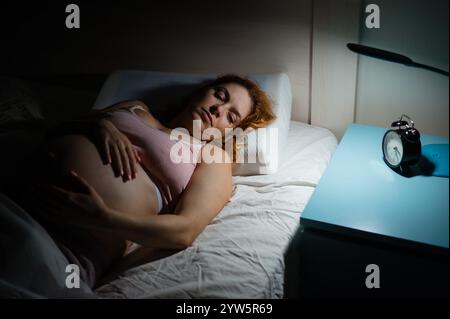 La donna incinta soffre di insonnia. Foto Stock