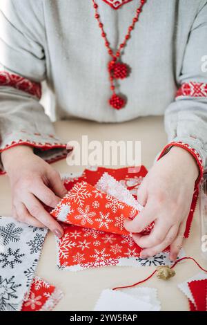 Tessuto a tema natalizio con motivi a fiocco di neve. Promozione di confezioni regalo sostenibili, celebrazioni ecologiche e materiali riutilizzabili a zero sprechi Foto Stock